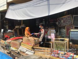 Tekan Covid-19, Bagi-Bagi Masker di Lakukan Polresta Serkot di Pasar Rayal.