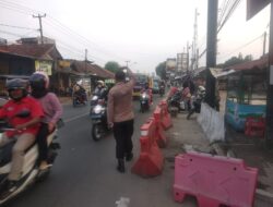 Anggota Polsek Baros Polresta Serkot  Melakukan Pengaturan Lalu Lintas Sore Hari Cegah Macet Dan Laka Lantas