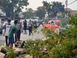 Anggota Polsek Serang Polresta Serkot Melaksanakan Gatur Lalin Akibat Pohon Tumbang
