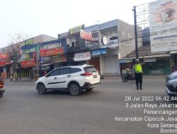 Antisipasi Kemacetan di depan Terminal Pakupatan Anggota Lantas Polsek Cipocok Jaya Lakukan Pengaturan Lalulintas