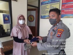 Selalu Pastikan Prokes, Anggota Polsek Cipocok Jaya Polresta Serkot Bagikan Masker kepada Tamu Polsek