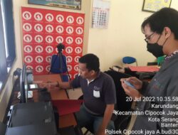 Anggota Intelkam Polsek Cipocok Jaya Polresta Serkot  Melayani Pembuatan SKCK