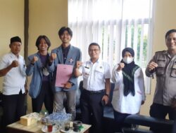 Bhabinkamtibmas Polsek Taktakan Polres Serkot Patroli Sambang Ke Kantor Lurah Sampaikan Pesan Kamtibmas