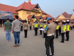 Pastikan Kehadiran Anggota, Personel Sipropam Polresta Serkot Cek Kehadiran Saat Pagi Hari.