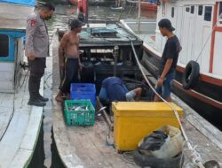 Personel Satpolairud Polresta Serkot Sambang Darmaga Sampaikan Himbauan Kepada Nelayan