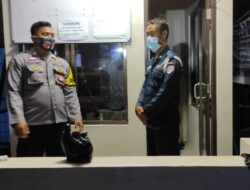 Patroli Dialogis, Bhabinkamtibmas Polsek Taktakan Polresta Serkot Ajak Security Perumahan Jaga Kamtibmas