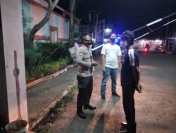 Anggota Polsek Kramatwatu Polresta Serkot Kunjungi Security di Pos Perumahan Emerald Desa Kramatwatu