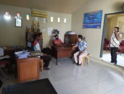 Bhabinkamtibmas Polsek Kramatwatu Polresta Serkot Sambang dan Himbau Kepada Staf Desa Pamengkang