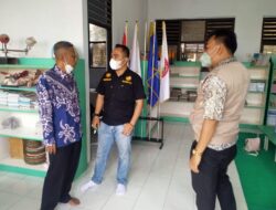 Unit Intelkam Polsek Kramatwatu Polresta Serkot Bersama Camat Serta Sekmat Silaturahmi dan Himbauan Kepada Warga di Kantor Desa Tonjong