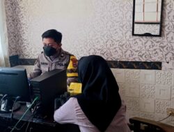 Anggota Polsek Kasemen Polresta Serkot Melakukan Pelayanan Kepolisian Laporan Kehilangan Dari Masyarakat Yang Datang.