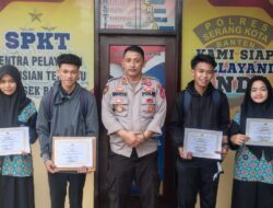 Kapolsek Baros Polresta Serkot Serahkan Sertifikat Kepada Siswa SMK Nurul Huda Baros