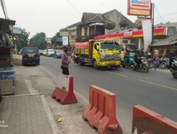 Anggota Polsek Baros Polresta Serkot Melakukan Pengaturan Lalulintas Sore Hari Cegah Macet Dan Laka Lantas