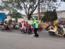 Demi Keamanan Masuk Sekolah, Kanit Lantas Polsek Taktakan Polresta Serkot Atur Lalin di SMAN 3