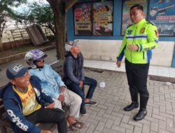Personel Lalulintas Polsek Kramatwatu Polresta Serkot Edukasi kamseltibcar Lantas Kepada Masyarakat