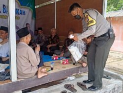 Bhabinkamtibmas Polsek Ciomas Polresta Serkot Bagi Masker Gratis Untuk Warga Binaannya
