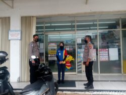 Anggota Piket Lakukan Patroli Tempat Waralaba di Wilkum Cipocok Jaya Polresta Serkot