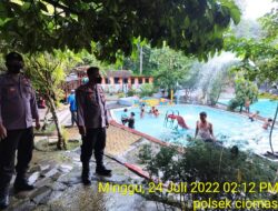 Kanit Binmas Polsek Ciomas Polresta Serkot Sapa Pengunjung Wisata Sosialisasikan Prokes