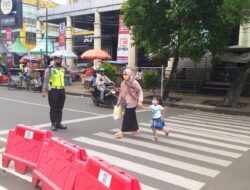 Pelayanan Humanis,Satlantas Polresta Serkot Bantu Masyarakat Menyebrang Jalan