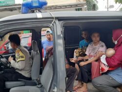 Patroli Polsek Walantaka Polresta Serkot Membantu Warga Paska Insiden Kecelakaan Kereta Api Dengan Odong-Odong di Desa Cilebu