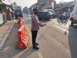 Anggota Polsek Baros Polresta Serkot Atur Lalin Di Simpang Tiga Baros, Antisipasi Kemacetan Di Pagi Hari.