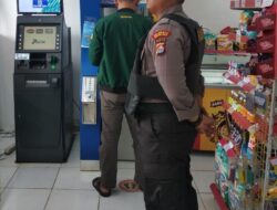 Patroli Personel Polsek Pabuaran Polresta Serkot Sampaikan Pesan Kamtibmas Kepada Pegawai Minimarket