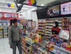 Sampaikan Himbauan Kamtibmas, Anggota Reskrim Polsek Kramatwatu Polresta Serkot Sambang Dengan Pegawai Minimarket