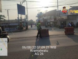 Antisipasi Kemacetan Serta Laka Lantas, Anggota Lantas Polsek Kramatwatu Polresta Serkot Lakukan Pengaturan di Pagi Hari.