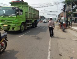 Pantau Arus Lalin, Panit Lantas Polsek Kramatwatu Polresta Serkot Terjun Langsung Lakukan Pengaturan