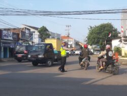 Pengaturan Pagi Sore Di Simpang Calung Urai Kemacetan Oleh Personel Polsek Serang Polresta Serkot.