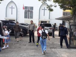 Personel Polsek Serang Polresta Serkor Jaga Gereja Kristus Raja