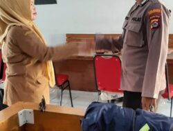 Sambangi Kantor Kelurahan, Bhabinkamtias Polsek Curug Polresta Serkot Ajak Lurah Beserta Staf Aktifkan Poskamling.