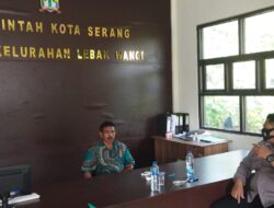 Berkunjung ke Kantor Kelurahan, Bhabin Polsek Walantaka Polresta Serkot Angjasana Dengan Pegawai Kelurahan Lebak wangi.