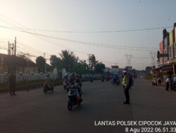 Lalulintas Polsek Cipocok Jaya Polresta Serkot Gatur Sore Di Jalan Serang-Petir.