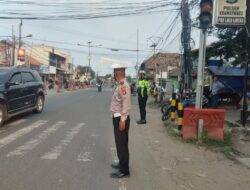 Pantau Arus Lalin, Polsek Kramatwatu Polresta Serkot Anggota Lantas Pengaturan Sore