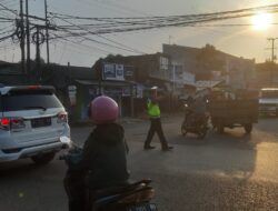 Pengaturan Pagi Hari di Simpang Calung di Lakukan Personel Polsek Serang Polresta Serkot Cegah Kemacetan.