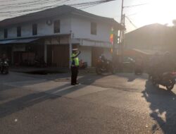 Pengaturan Pagi Sore di Simpang Calung Urai kemacetan Personel Polsek Serang Polresta Serkot