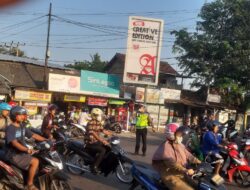 Pengaturan Pagi Hari di Simpang Calung, Personel Polsek Serang Polresta Serkot Cegah Kemacetan