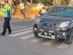 Antispasi Jam Masuk Sekolah, Kanit Lantas Polsek Taktakan Polresta Serkot Atur Lalu Lintas di SMAN 3