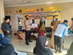 Bhabinkamtibmas melakukan Monitoring pembagian BLT ( Bantuan Langsung Tunai) Desa Pasanggrahan