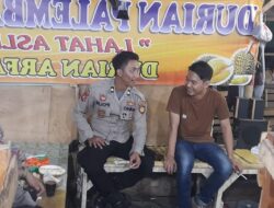 Sambangi Pedagang Durian dengan Menyampaika Beberapa Pesan oleh Personel Polsek Serang Polresta Serkot
