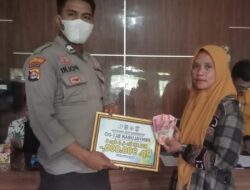 Anggota Polsek Ciomas Polresta Serkot Dampingi dan Amankan Pembagian BLT-DD Di Kantor Desa Citaman