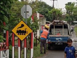 Kabel PLN Terputus Akibat Tersambar Petir, Bhabin Walantaka Polresta Serkot Cek dan Amankan Situasi