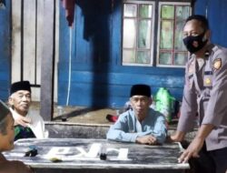 Kanit Binmas Polsek Ciomas Polresta Serkot Cek Warga Saat Jaga Ronda