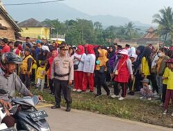 Mengamankan Event Gerak Jalan Dalam Rangka Rayakan HUT RI Ke-77 oleh Kapolsek Pabuaran Beserta Anggotanya