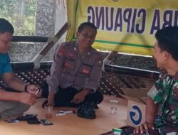 Personil Polsek Taktakan Polresta Serkot Bersama TNI Mengobrol dengan Warga