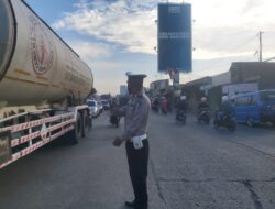 Jaga Kamseltibcar Lantas di Pagi Hari, Panit Lantas Polsek Kramatwatu Polresta Serkot Lakukan Pengaturan Lalin
