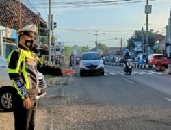 Polsek Kramatwatu Polresta Serkot Pantau Arus Kendaraan di TL Kramatwatu Desa Serdang