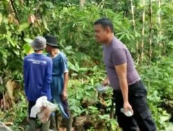 Bhabin Polsek Baros Polresta Serkot Bersama Warga Gotong Royong Memperbaiki Irigasi