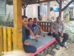 Demi Tingkatkan Kewaspadaan Dalam Gangguan, Bhabinkamtibmas Polsek Waringinkurung Sambang Warga Di Pos Kamling