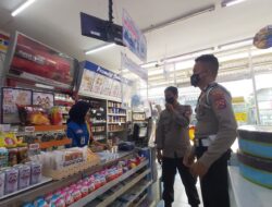 Personil Polsek Taktakan Polresta Serkot Sampaikan Pesan Kamtibmas dengan Menyambangi Mini Market Daerah Hukum
